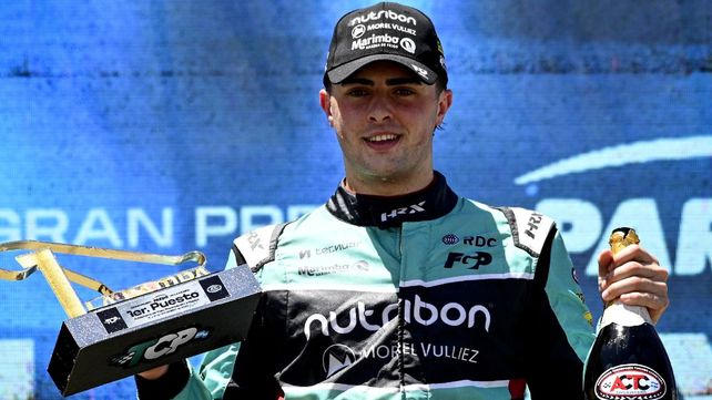 El pibe de Guatimozín celebra en el podio en Toay. Marcos Dianda puede ser campeón del TC Pista con el Galarza Racing de Acebal.