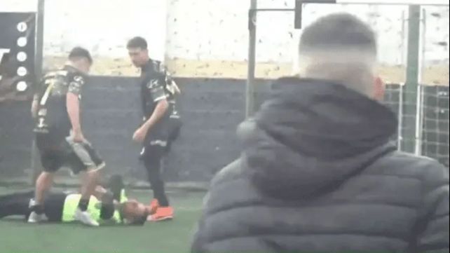 El joven de 24 años que agredió a un árbitro en un partido de fútbol en Sarandí fue hallado muerto con un disparo en la cabeza. Investigan si se trató de un suicidio.&nbsp;
