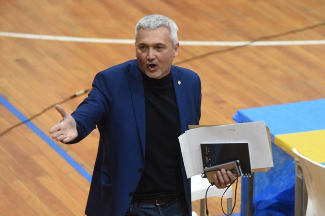 Ricardo Carloni bajó la lista del oficialismo a comisión electoral, pero confirmó que irá por la presidencia.