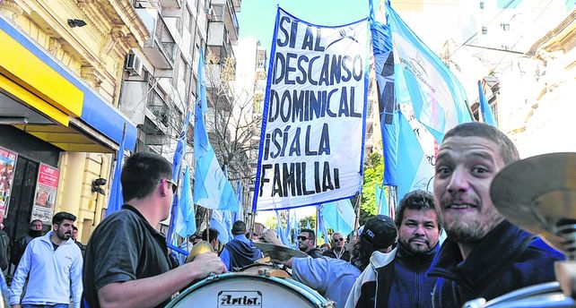 reclamo. El gremio mercantil se movilizó varias veces para que se aplique en todos los supermercados de la ciudad el cierre los días domingo.