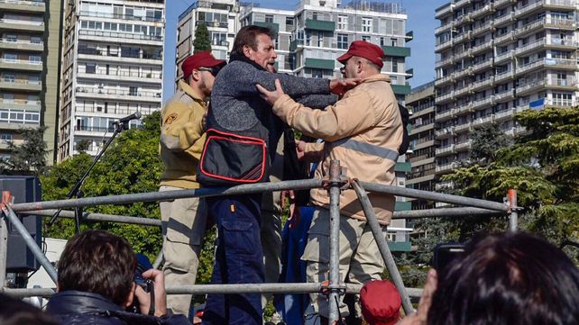 Detuvieron a un hombre que tenía un cuchillo y amenazaba desde un palco del Monumento