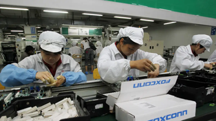 Foxconn tiene 300 mil trabajadores y es la mayor planta industrial de artículos electrónicos del mundo.