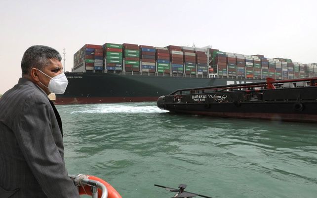 La ardua tarea para desbloquear el canal de Suez