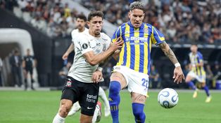 Central no pudo. Enzo Copetti forcejea con un jugador de Corinthians. Fotobaires