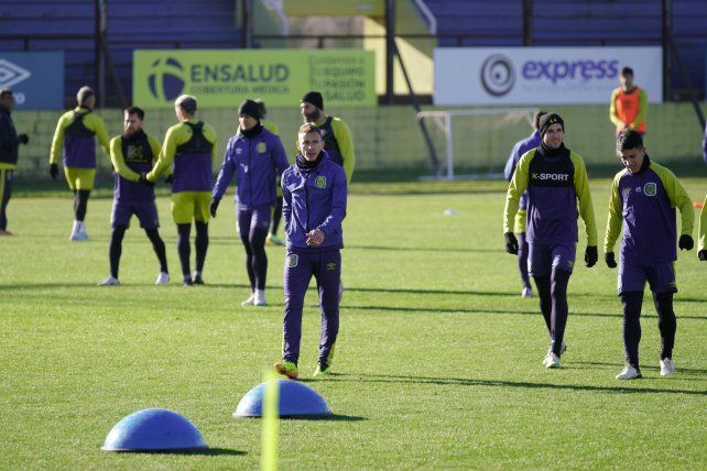 Al trabajo. El plantel canalla llegó el miércoles por tarde a Rosario y en la mañana del jueves comenzó a entrenar.