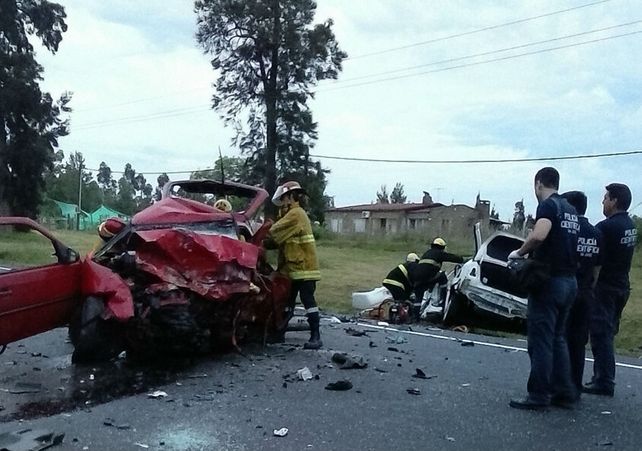 En un Volkswagen Gol rojo robado iban los maleantes; en un Toyota Ethios blanco