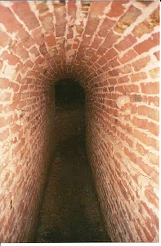 Algo de historia. En la restauración de Derecho se encontró el túnel que conectaba el edificio con la casa de Canals.