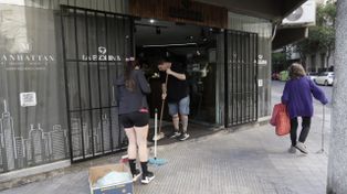 Intento de robo en el centro: llevaba a su hija al colegio y halló su negocio destrozado