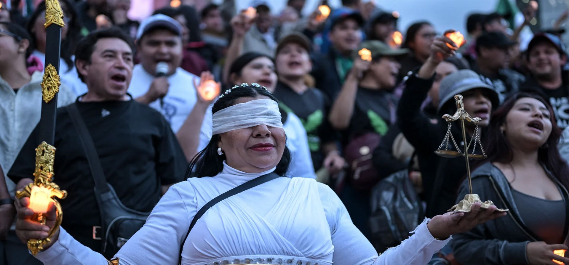 Una mujer vestida de Dama de la Justicia participa en una vigilia en la plaza Ángel de La Independencia como protesta contra los cambios judiciales propuestos por el gobierno, Ciudad de México, México. Fotografía: Yuri Cortéz/AFP/Getty Images Una mujer vestida de Dama de la Justicia participa en una vigilia en la plaza Ángel de La Independencia como protesta contra los cambios judiciales propuestos por el gobierno, Ciudad de México, México. Fotografía: Yuri Cortéz/AFP/Getty Images