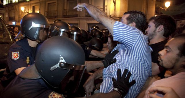 Indignados espa&ntilde;oles intentar recuperar la Puerta del Sol en Madrid