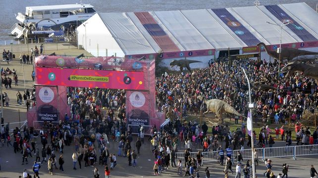 Una multitud eligió el feriado para visitar a los dinosaurios