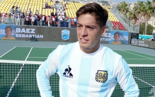 Báez cortó la mala racha en Nápoles y lo festejó con la camiseta de Maradona