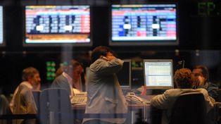 Récord. Analistas siguen el movimiento de los mercados y cotizaciones.&nbsp; &nbsp; 