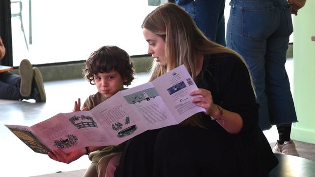 Los chicos y chicas tienen un espacio pensado para las infancias en la Feria del Libro.
