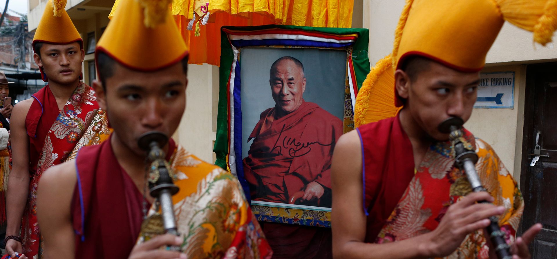 Monjes budistas tibetanos exiliados portan un retrato del líder espiritual tibetano, el Dalai Lama, mientras se reúnen para celebrar el Losar, o Año Nuevo Tibetano, en Katmandú, Nepal, el miércoles 26 de febrero de 2020. (Foto AP/Niranjan Shrestha, archivo) Monjes budistas tibetanos exiliados portan un retrato del líder espiritual tibetano, el Dalai Lama, mientras se reúnen para celebrar el Losar, o Año Nuevo Tibetano, en Katmandú, Nepal, el miércoles 26 de febrero de 2020. (Foto AP/Niranjan Shrestha, archivo)