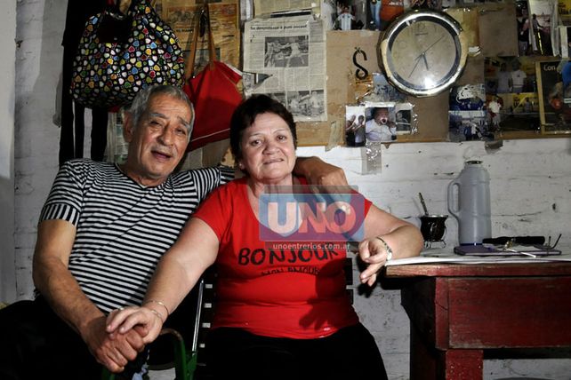 Juntos y a la par. Roque Romero junto a su mujer Carmén quien hace 48 años lo acompaña en el gimnasio del Club Ministerio.  Foto UNO/Mateo Oviedo