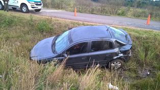 Una mujer está grave tras volcar el auto en el que viajaba