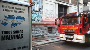 Los bomberos lograron apagar el fuego tras los cortes de luz.