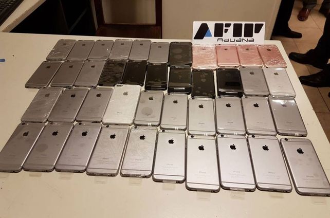 Los 42 teléfonos móviles que fueron secuestrados durante el operativo en Ezeiza.