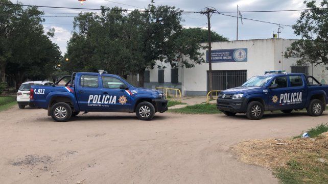 El hombre fue apuñalado frente a la escuela