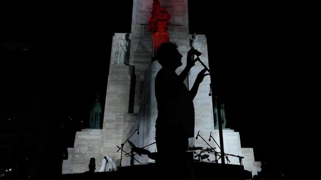 Fito Páez ensayando en el Monumento a la Bandera. Llega un show que promete ser histórico