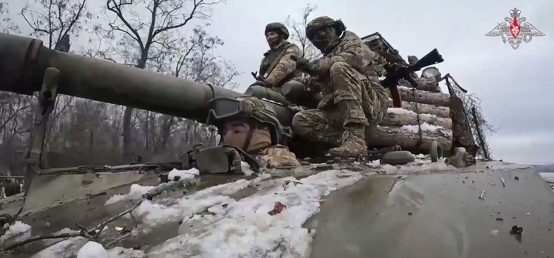 Foto tomada de un video entregado por el Servicio de Prensa del Ministerio de Defensa de Rusia el 12 de febrero del 2025, que muestra a soldados rusos sobre un tanque, en un lugar no específico del este de Ucrania. (Servicio de Prensa del Ministerio de Defensa de Rusia via AP) Foto tomada de un video entregado por el Servicio de Prensa del Ministerio de Defensa de Rusia el 12 de febrero del 2025, que muestra a soldados rusos sobre un tanque, en un lugar no específico del este de Ucrania. (Servicio de Prensa del Ministerio de Defensa de Rusia via AP)