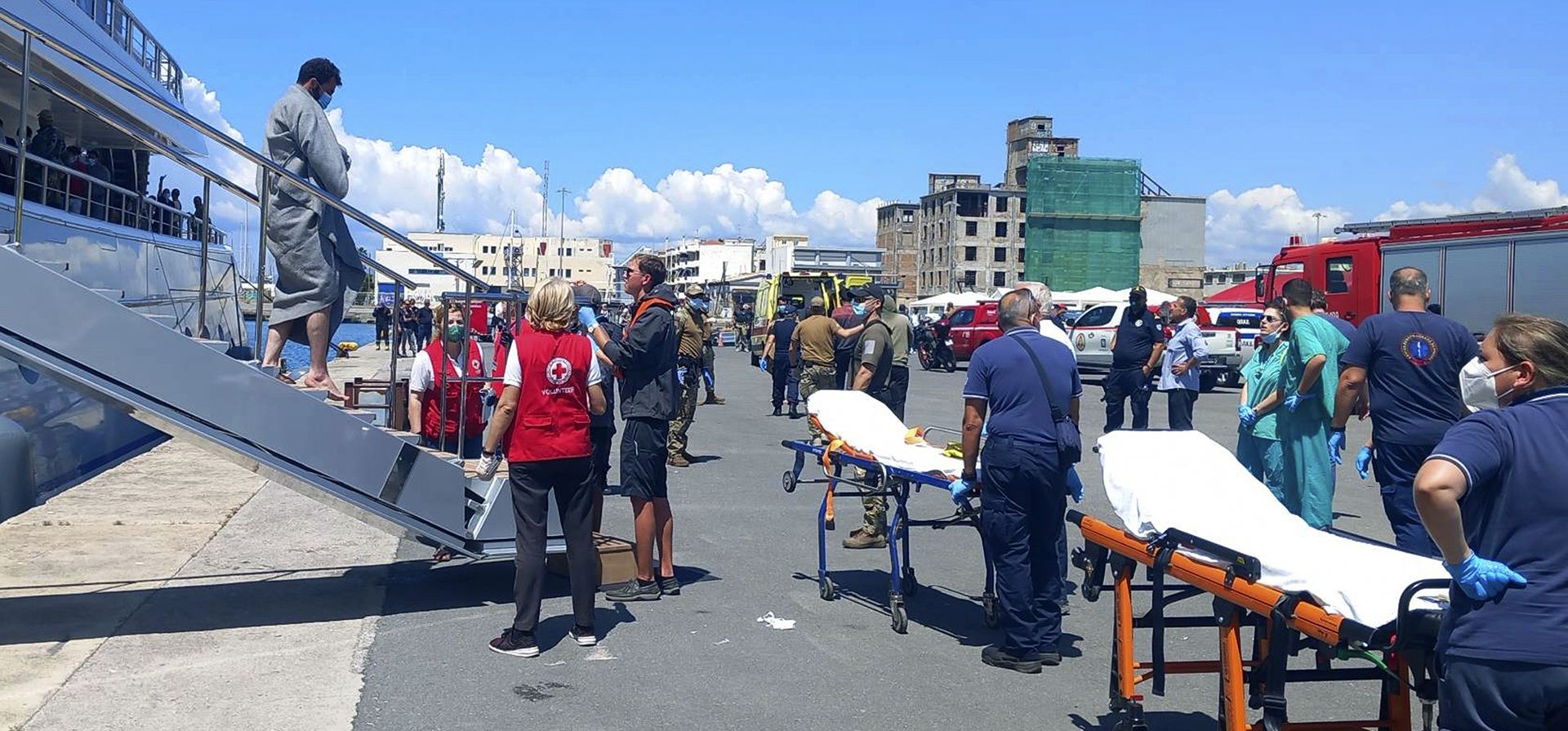 Sobrevivientes llegan en barco después de una operación de rescate en el puerto de la ciudad de Kalamata, a unos 240 kilómetros al suroeste de Atenas, el 14 de junio de 2023. Las autoridades dicen que al menos 30 personas han muerto después de que una embarcación pesquera que transportaba a decenas de migrantes volcó y se hundió frente a la costa sur de Grecia. (vía AP) Sobrevivientes llegan en barco después de una operación de rescate en el puerto de la ciudad de Kalamata, a unos 240 kilómetros al suroeste de Atenas, el 14 de junio de 2023. Las autoridades dicen que al menos 30 personas han muerto después de que una embarcación pesquera que transportaba a decenas de migrantes volcó y se hundió frente a la costa sur de Grecia. (vía AP)