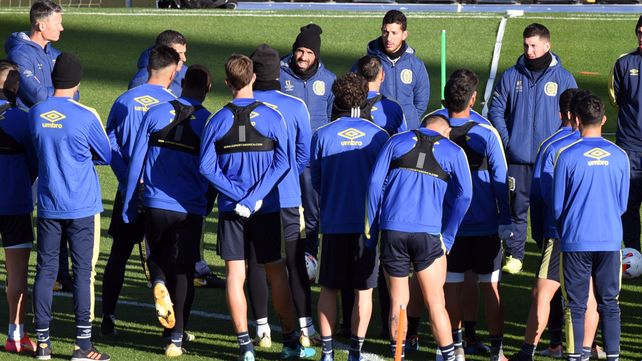Cara a cara. Tevez da las directivas antes del entrenamiento matutino