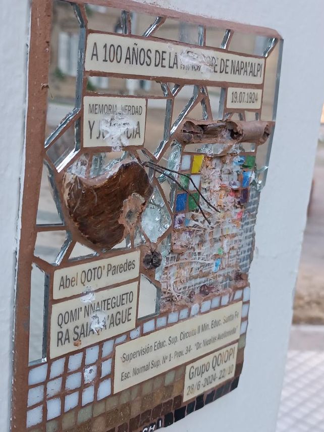 Memoria. El mosaico vandalizado se encuentra en la puerta de ingreso a la escuela