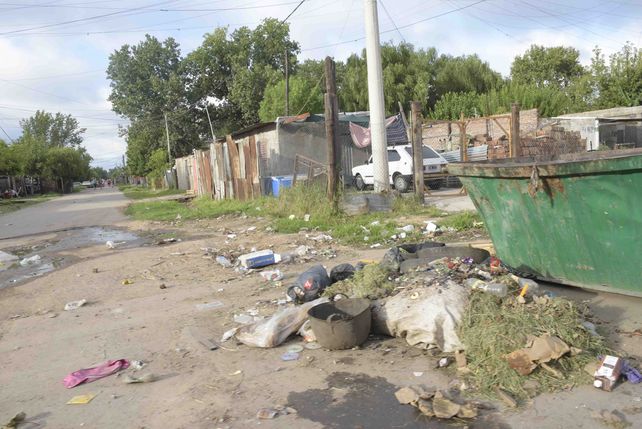 A Raúl Acevedo lo balearon junto a un volquete rodeado de basura. Pudo ir a la casa y de allí lo llevaron al Heca. (Sebastián Suárez Meccia / La Capital)