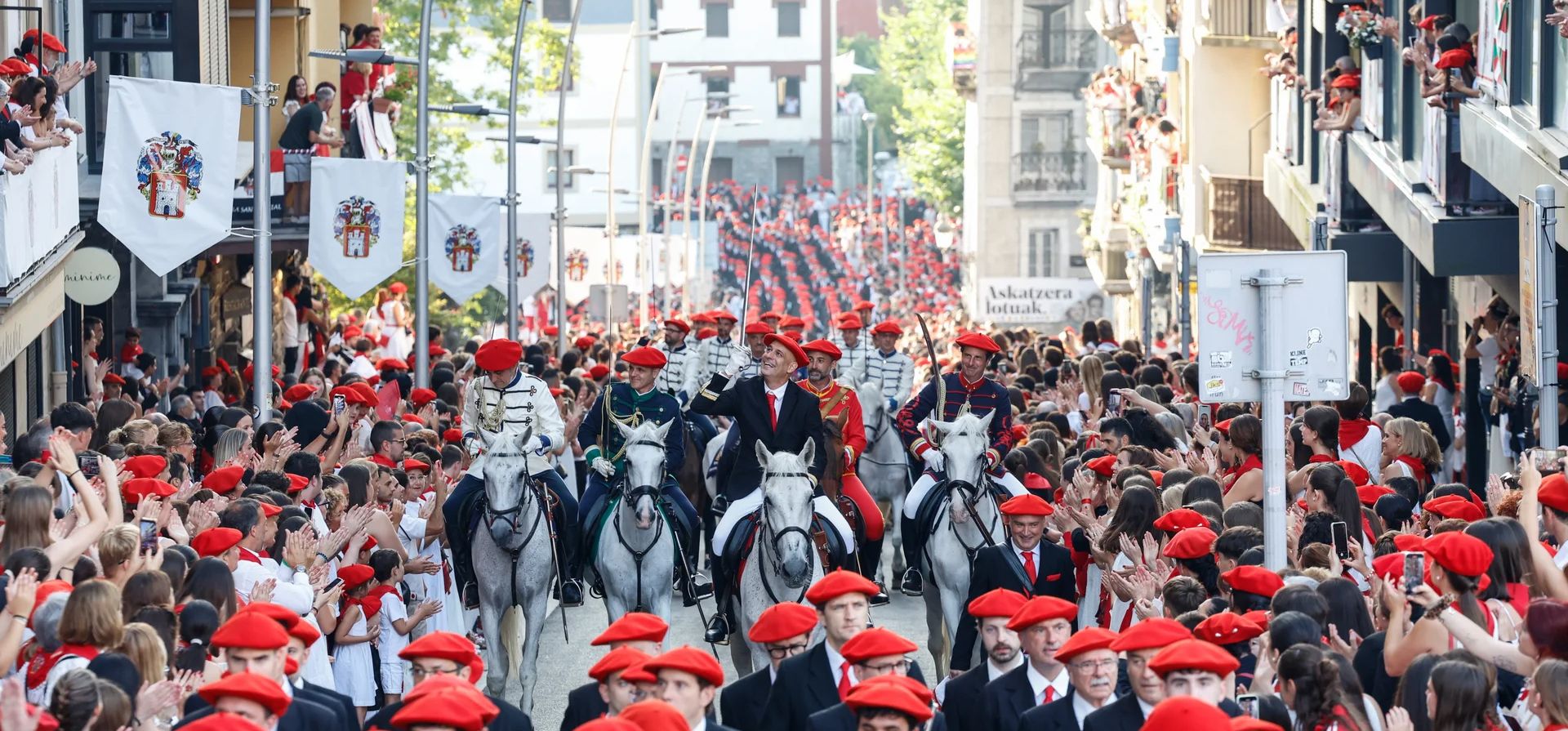 El público asiste al tradicional desfile de Alarde durante las festividades en el País Vasco que conmemoran la victoria de las tropas de Irún sobre los invasores franceses en 1522, Irún, España. Fotografía: Juan Herrero/EPA El público asiste al tradicional desfile de Alarde durante las festividades en el País Vasco que conmemoran la victoria de las tropas de Irún sobre los invasores franceses en 1522, Irún, España. Fotografía: Juan Herrero/EPA