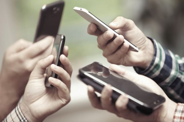 Presentan proyecto para obligar a telefónicas a informar sobre aumentos en celulares