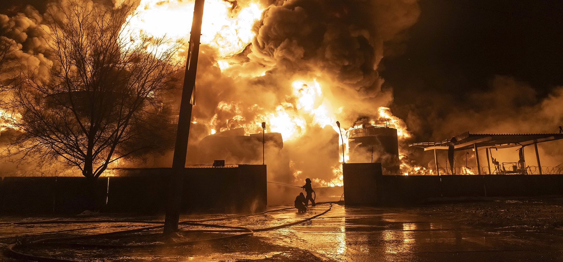 Bomberos sofocan un incendio tras un ataque a un vecindario residencial en Járkiv, Ucrania. El segundo año de lucha contra la invasión de Rusia no ha dado tregua ni los soldados ni a la población civil de Ucrania. (AP Foto/Yevhen Titov) Bomberos sofocan un incendio tras un ataque a un vecindario residencial en Járkiv, Ucrania. El segundo año de lucha contra la invasión de Rusia no ha dado tregua ni los soldados ni a la población civil de Ucrania. (AP Foto/Yevhen Titov)