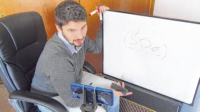 Manuel Calandra hace tutoriales y luego los sube a las cuentas de Instagram y YouTube del proyecto.