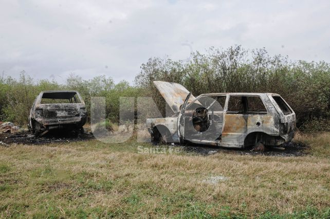 Hallaron dos autos quemados que habían sido robados en Santa Fe