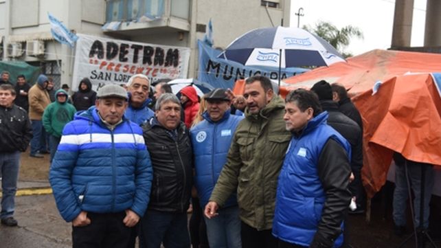 En lucha. Leoni y dirigentes de Festram frente al municipio.
