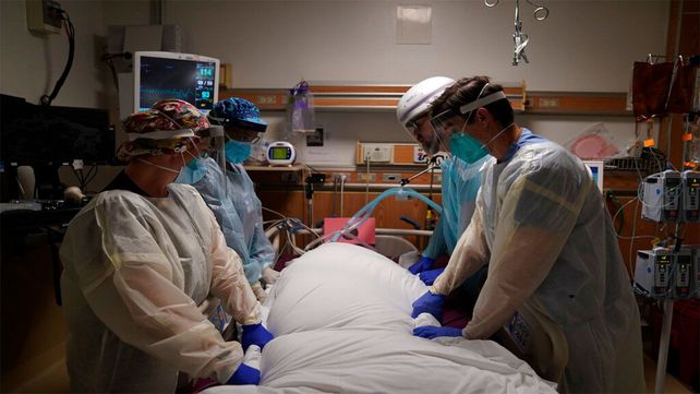 Retiran un paciente fallecido de Covid en una unidad de terapia intensiva en Los Angeles