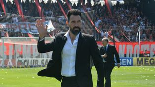 Domínguez está obligado a tocar el equipo