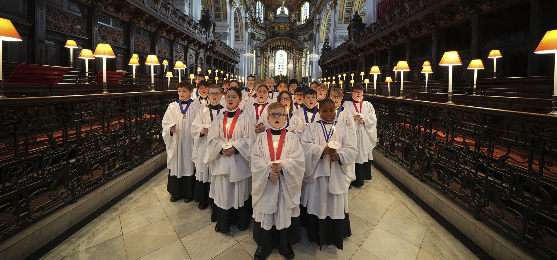 Los coristas del coro de San Pablo, que incluyen niñas por primera vez en 900 años de historia, ensayan para los servicios navideños en la Catedral de San Pablo, en Londres, el lunes 23 de diciembre de 2024. (Foto AP/Kin Cheung) Los coristas del coro de San Pablo, que incluyen niñas por primera vez en 900 años de historia, ensayan para los servicios navideños en la Catedral de San Pablo, en Londres, el lunes 23 de diciembre de 2024. (Foto AP/Kin Cheung)