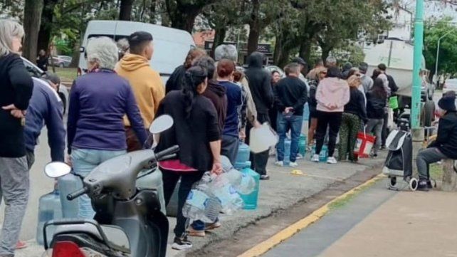 Largas filas de vecinos en los puntos de recolección de agua potable frente a la faltante del servicio
