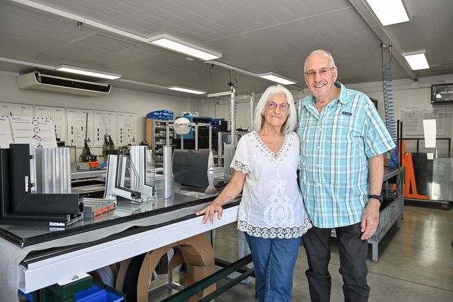 Roberto Le Bas, en la foto junto a su esposa, es socio fundador de la empresa que se originó en 1977. 
