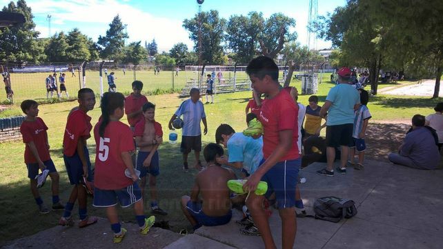 La Escuela Municipal preparándose para el partido de la jornada.