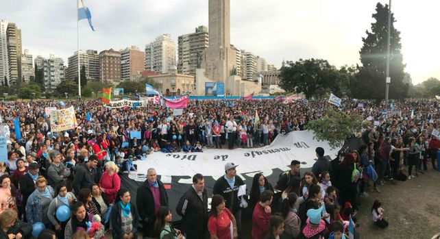 Miles de rosarinos marcha en contra de las despenalización del aborto