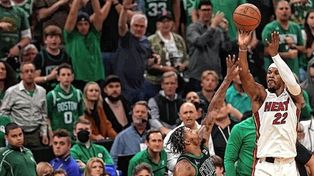 Jimmy Butler aportó 47 tantos para que Miami le gane a Boston como visitante y empate la final del Este.