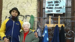 Ingenio solidario: ahora, un “perchero social” para los que menos tienen