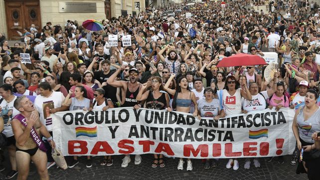 Marcha antifascista: cierre multitudinario con el Monumento a la Bandera de fondo