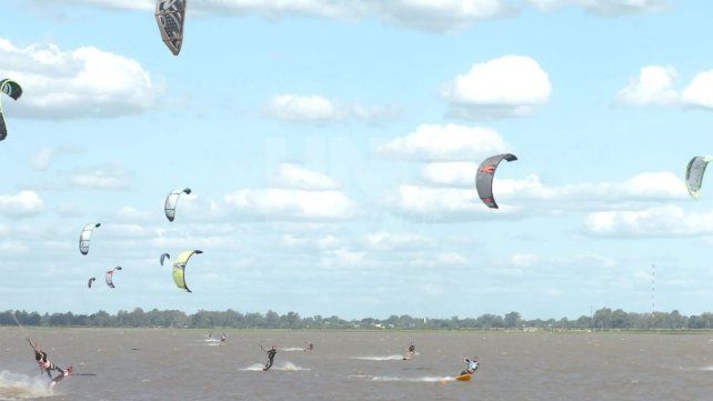 Pasión y riesgo sobre el agua: el kitesurf en la laguna Setúbal