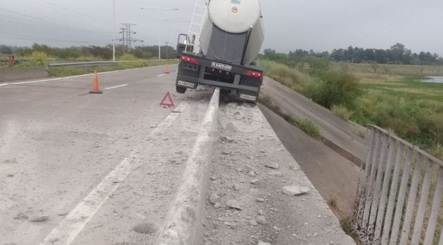 Un camión reventó una goma y quedó colgado en un puente de la 168