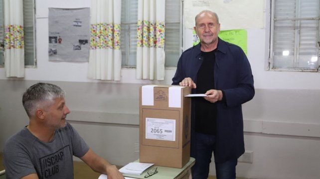 Omar Perotti votó en Rafaela y habló sobre cuidar la democracia