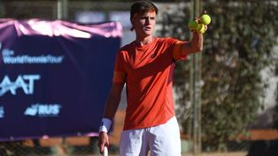 Luciano Ambrogi es el sparring de la selección de Copa Davis, nada menos que en su club, el Jockey Club Rosario.